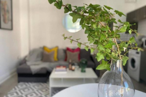 Connaught Road by Mia Living 2 bedroom apartment with free parking